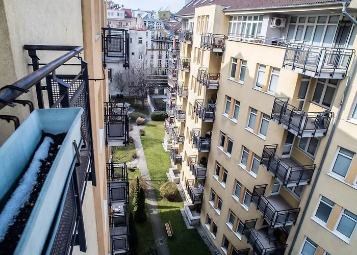 4-Room Home With Aircon And Balcony Free Parking