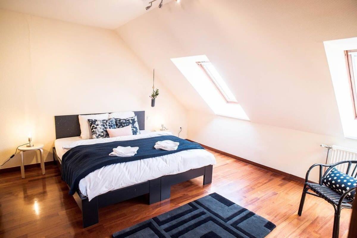 4-room With Aircon And Balcony Free Parking Apartment