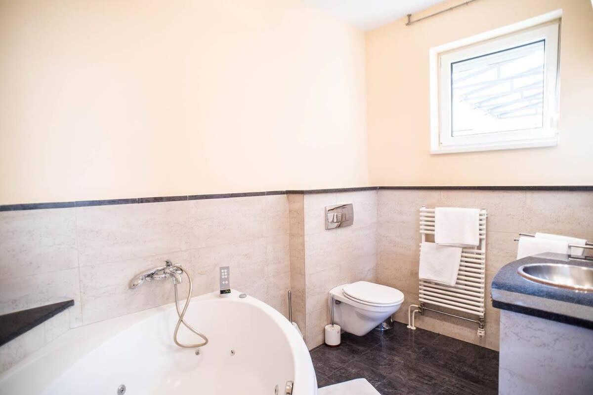 Apartment 4-room With Aircon And Balcony Free Parking *