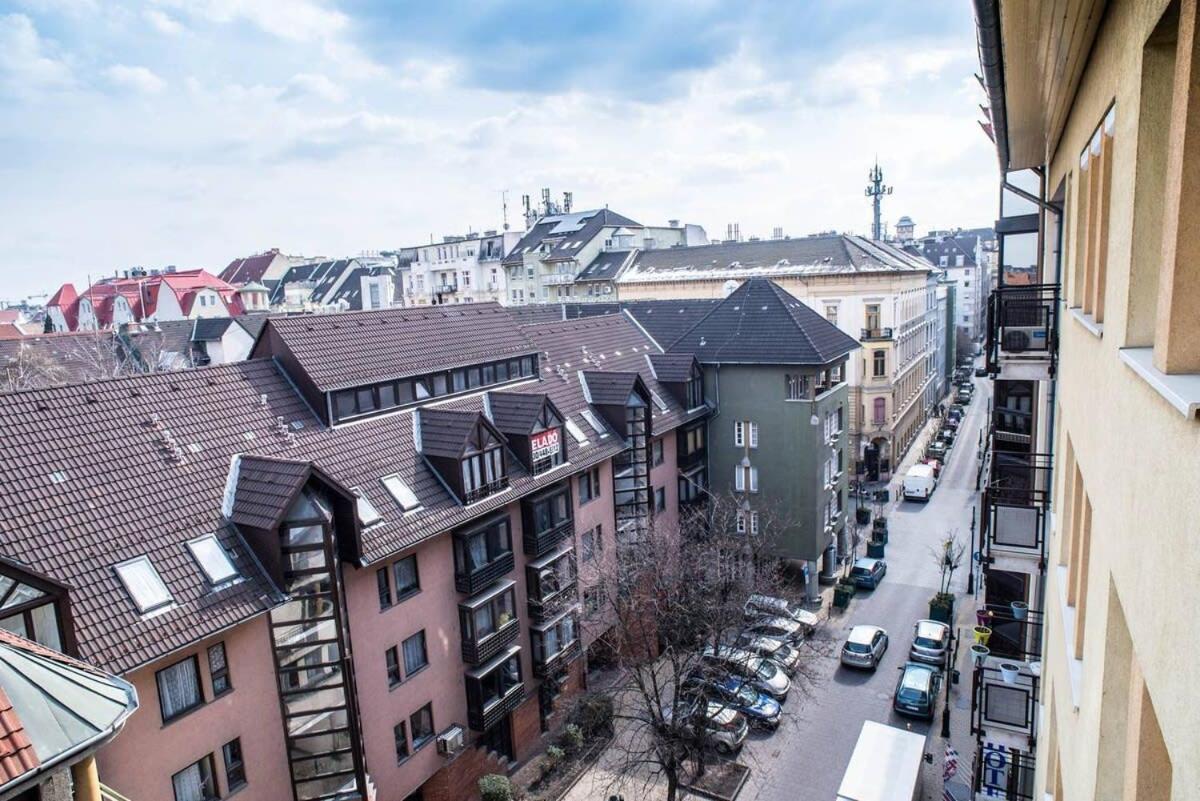 4-room With Aircon And Balcony Free Parking Apartment