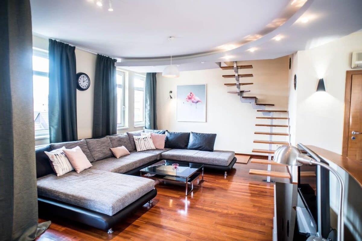 Apartment 4-room With Aircon And Balcony Free Parking
