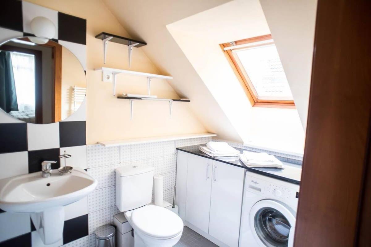 4-room With Aircon And Balcony Free Parking Appartement